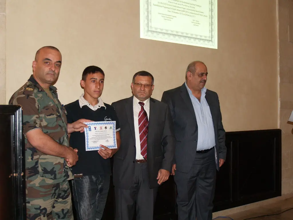 مدير YMCA  و مدير UNDP في الجنوب وأحد ضباط الجيش  اللبناني يسلمون شهادة لمتدرب