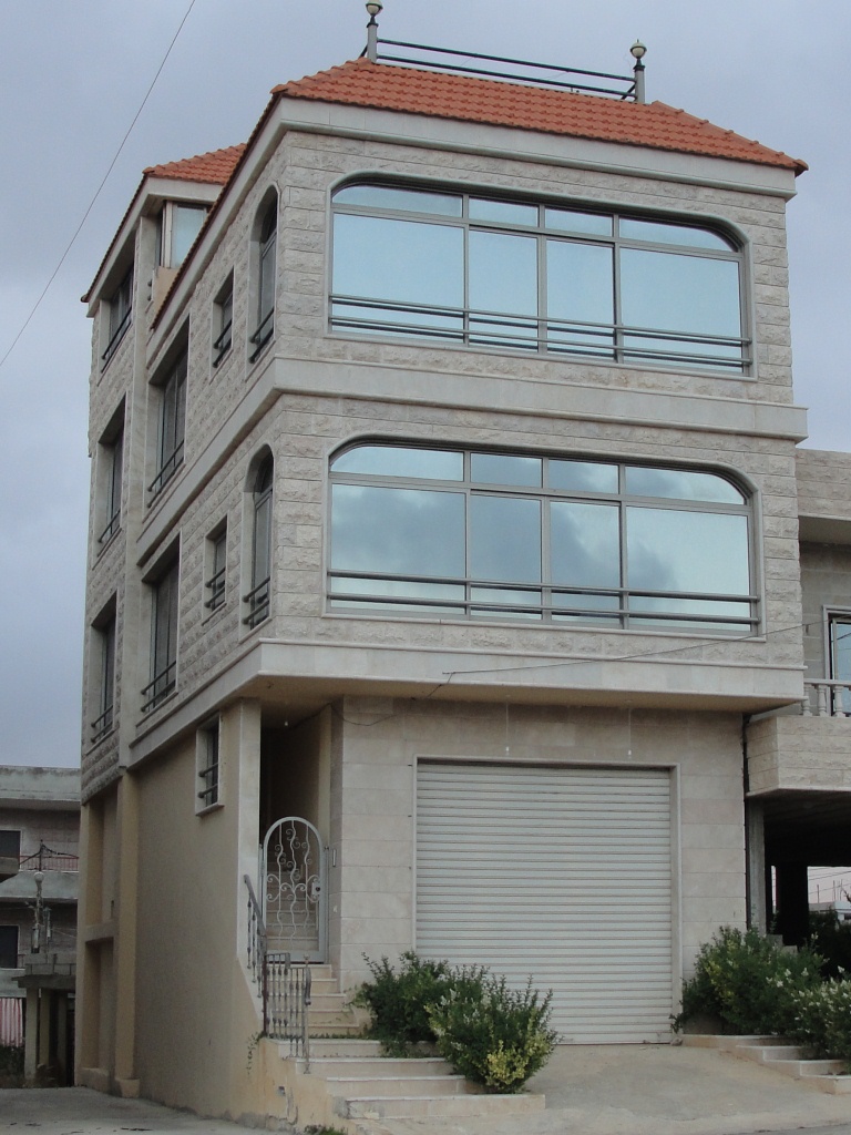  تقع الشقة في الدور الثاني من مبنى مطل على جبل الشيخ،