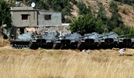 يتمركز الجيش اللبناني بدباباته وعتاده في محيط الدير (مروان بو حيدر)