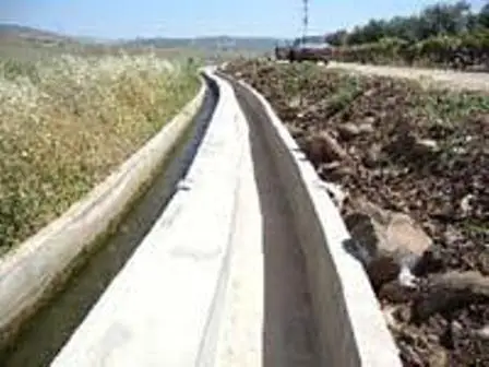 بناء قناة لري الأراضي الزراعية في سهل الماري