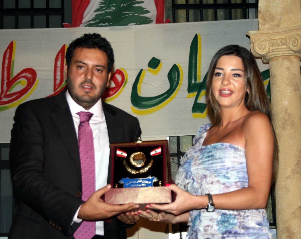 ملكة الملكات مع رئيس البلدية علي رمضان