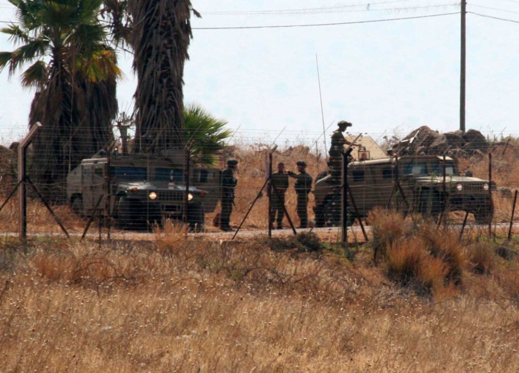 الدورية التابعة للعدو الإسرائيلي تراقب أعمال تعبيد الطريق الرئيس لمنطقة الوزاني