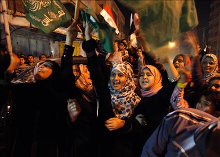 فلسطينيات يحتفلن بالهدنة وانتصار المقاومة على العدوان الإسرائيلي في غزة أمس (رويترز)