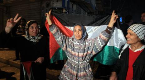 احتفالات بالنصر في شوارع غزة أمس (محمود الهمص ــ أ ف ب)