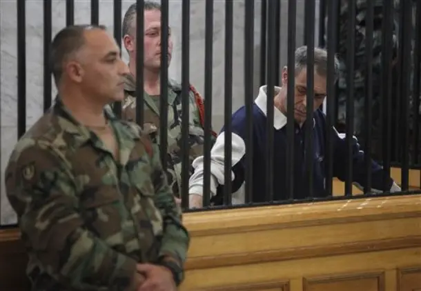 محمود قاسم رافع داخل قفص الاتهام في المحكمة العسكرية في بيروت