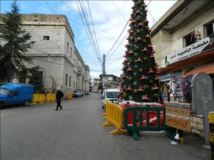 شجرة الميلاد وسط سوق حاصبيا الخالي من الزبائن (طارق ابو حمدان)
