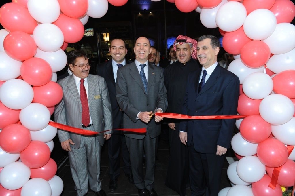 سفير الجمهورية اللبنانية الدكتور  بسام النعماني والسفير الإيطالي Fabrizio Nicolehi يقصّان شريط حفل الإفتتاح