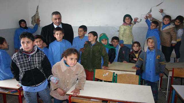 صف في مدرسة حلتا جدرانه متشققة خلال زيارة النائب قاسم هاشم للمبنى.