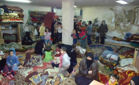 مواطنون في أحد الملاجئ في بابا عمرو (رويترز)