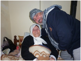 ابو ابراهيم حسين فاعور مع جدته الحاجة ام كامل في شتاء 8-2-2012