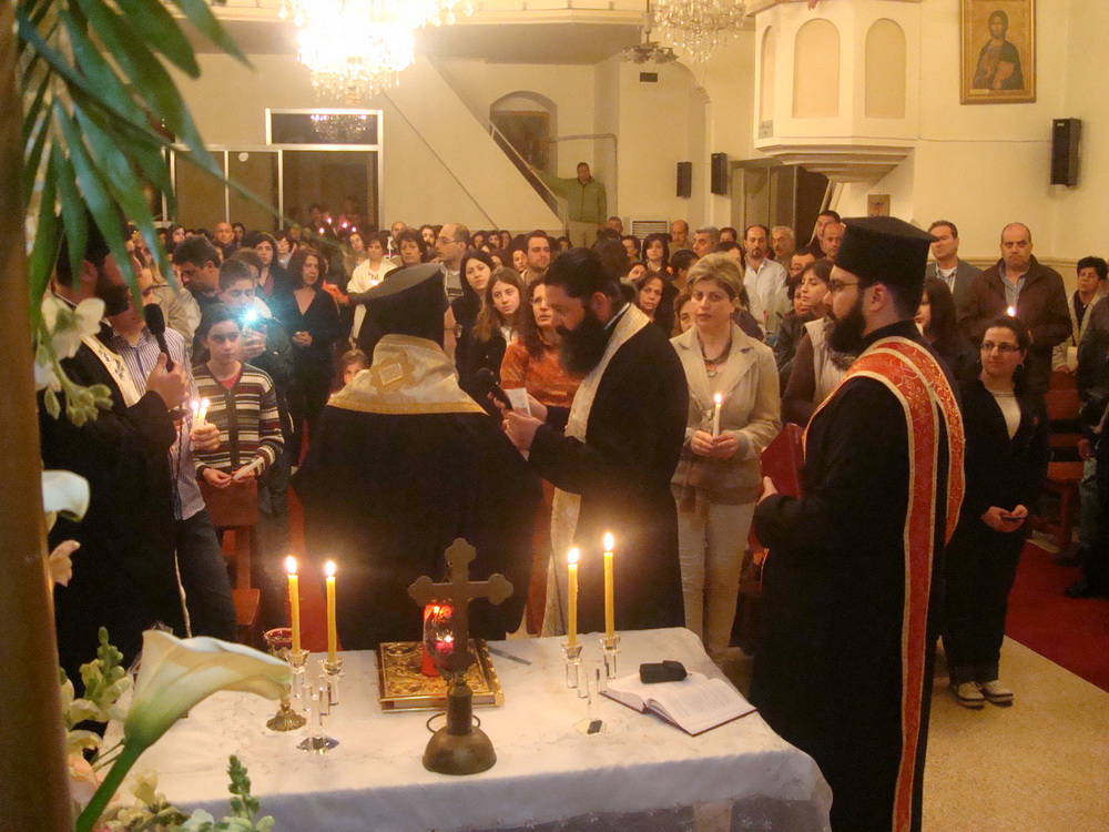 - حشود المؤمنين إثناء وصول شعلة القبرالمقدس في كنيسة مرجعيون