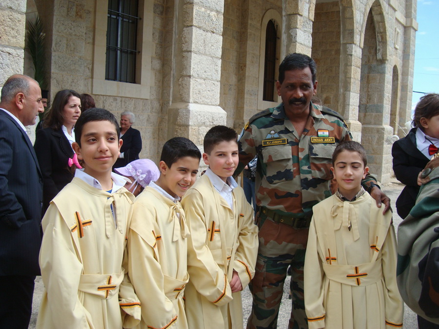 صورة للاطفال مع ضابط في الوحدة الهندية اثناء الاحتفال باحد الشعانين