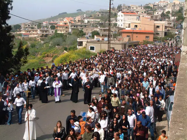 حشود المؤمنين في مسيرة درب الصليب في قرية القليعة
