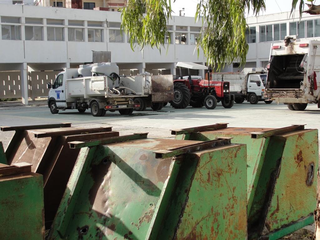 تقرر تحويل ملعب المدرسة إلى مرآب لآليات البلدية ولشاحنات نقل النفايات ولمستوعبات الزبالة