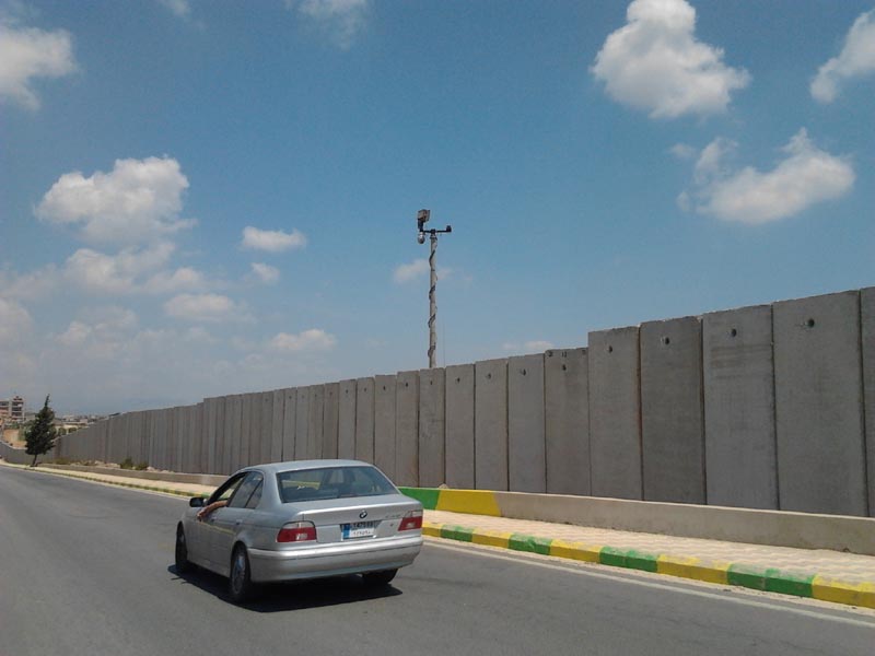 قوات العدو الاسرائيلية تنصب كاميرا للمراقبة على الحدود قبالة بوابة فاطمة