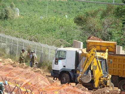 الجرافات العسكرية الإسرائيلية تواصل حفر الجدار
