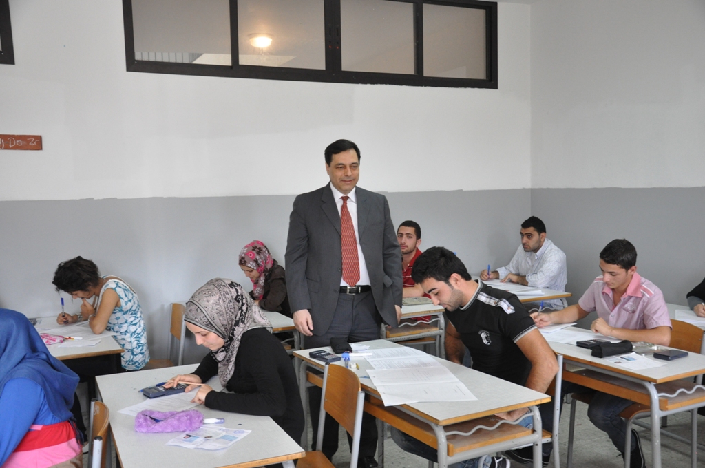 وزير التربية الدكتور حسان ذياب  يتفقد سير الامتحانات  الرسمية في النبطية