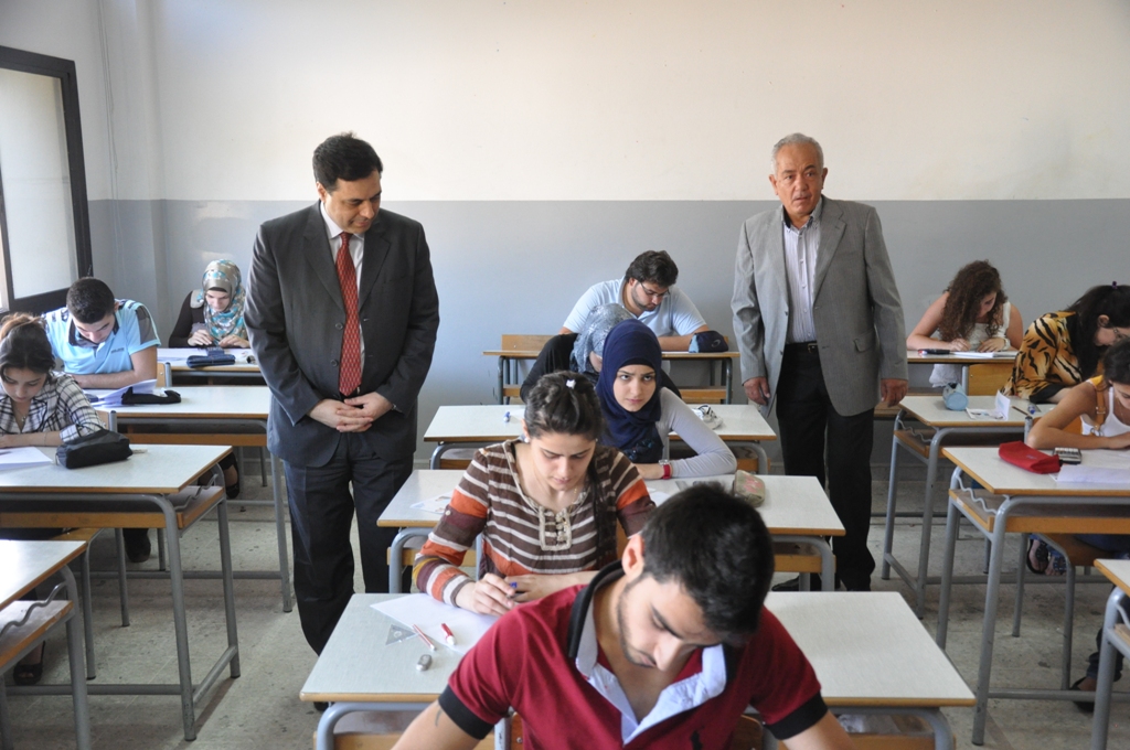 وزير التربية الدكتور حسان ذياب  يتفقد سير الامتحانات  الرسمية في النبطية