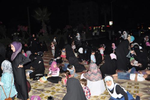 نساء منقبات من أنصار الأسير مع أطفالهن خلال الاعتصام
