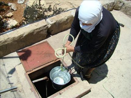 كفرشوبا ترتوي من خزانات مياه الأمطار: مواطنة تؤمن مياه الشفة من بئر قديمة في كفرشوبا