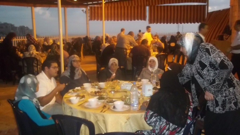 تجمع اسر شهداء فلسطين يقيم افطارا في مركز الرحمة لعوائل الشهداء