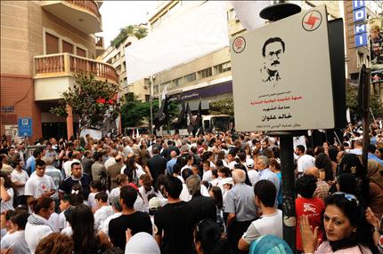 قوميّون سوريّون في ساحة خالد علوان في الحمرا أمس (بلال قبلان) 	