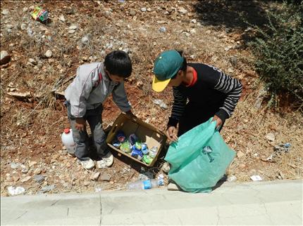 طفلان نازحان يجمعان علباً معدنية لبيعها في حاصبيا («السفير»)