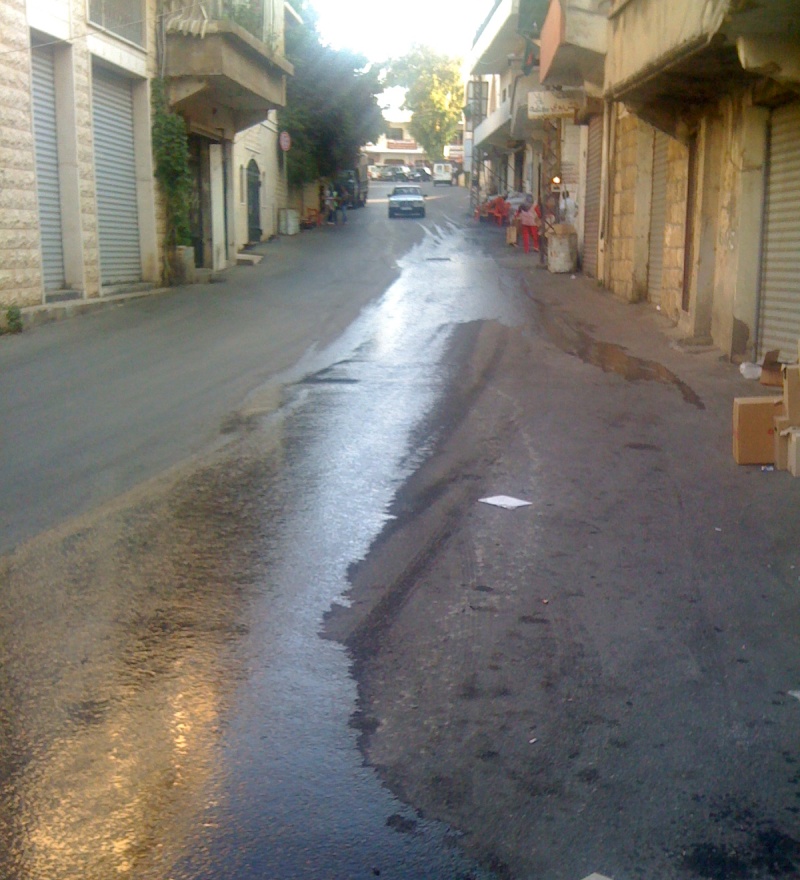 مياه آسنة (صرف صحي)،  تنبع من أحد الريكارات صيفاً شتاءً لتفيض بخيراتها في هذا الشارع