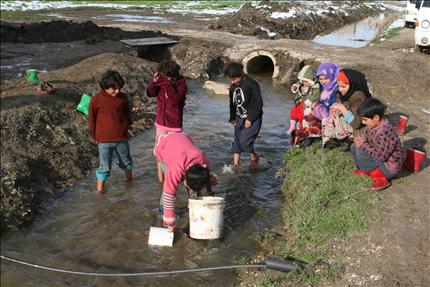 أطفال يؤمنون المياه إلى خيام نزوحهم في البقاع الغربي («السفير»)