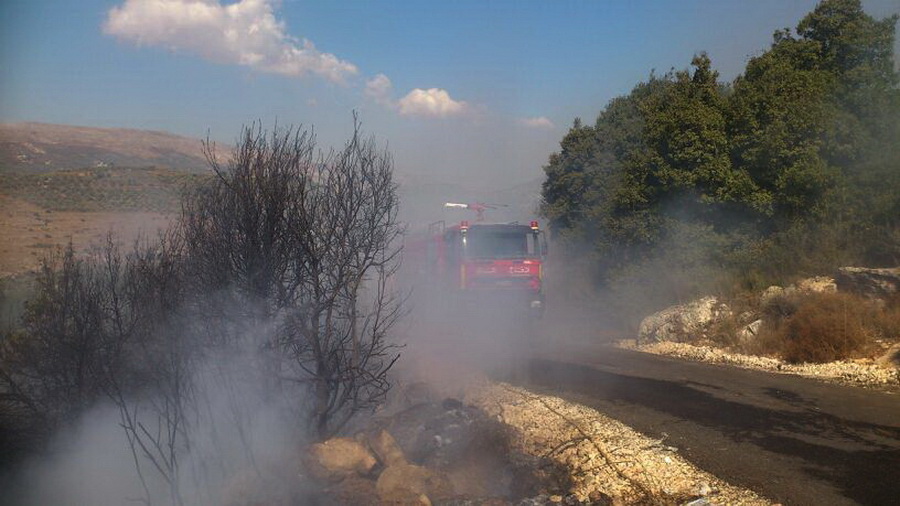  سيارة اطفاء الدفاع المدني تعمل على إخماد الحريق في ابو قمحة
