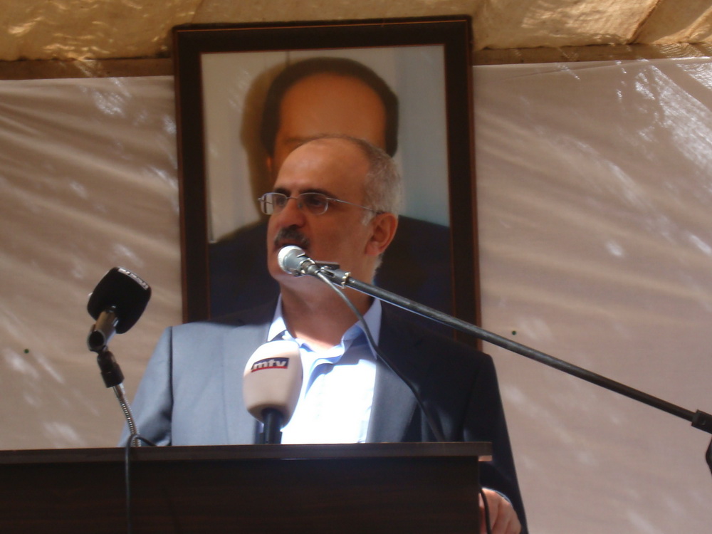 الوزير خليل متحدثا في احتفال تأبيني في بلاط