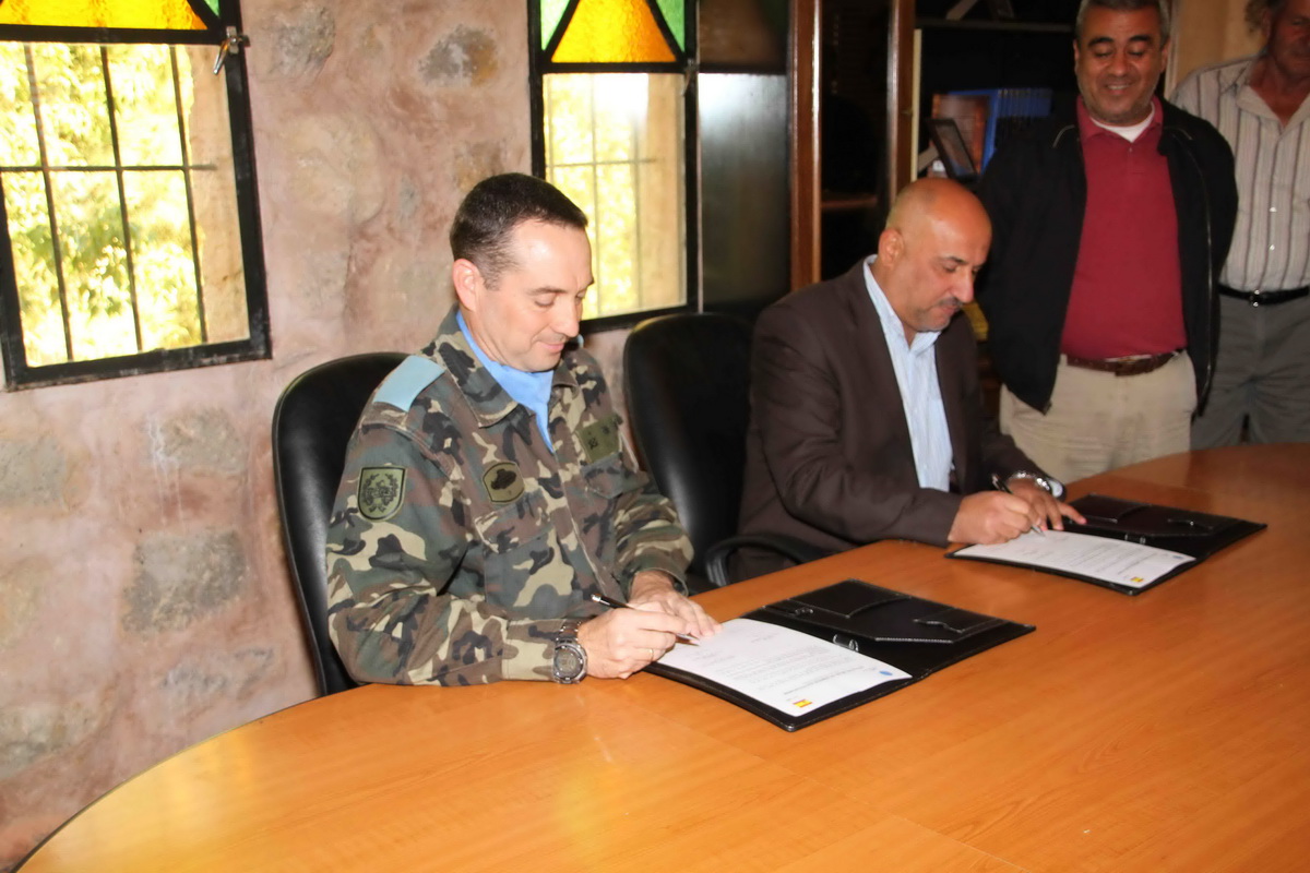 توقيع محضر الاستلام بين المقدم اورتيغا ورئيس بلدية دبين