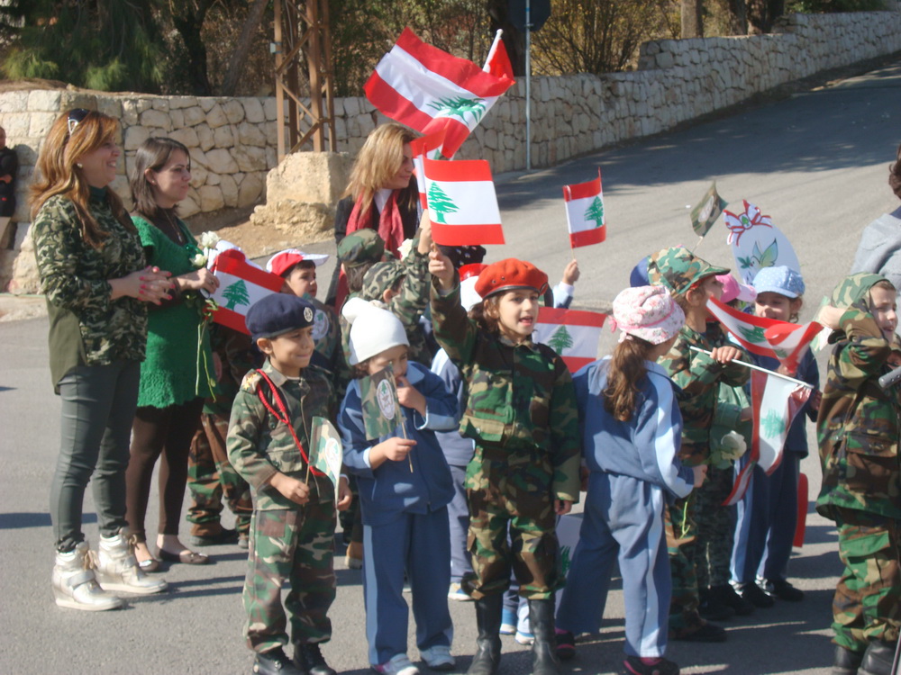 التلامذة الصغار يلوحون بالاعلام اللبنانية وشعارات الجيش