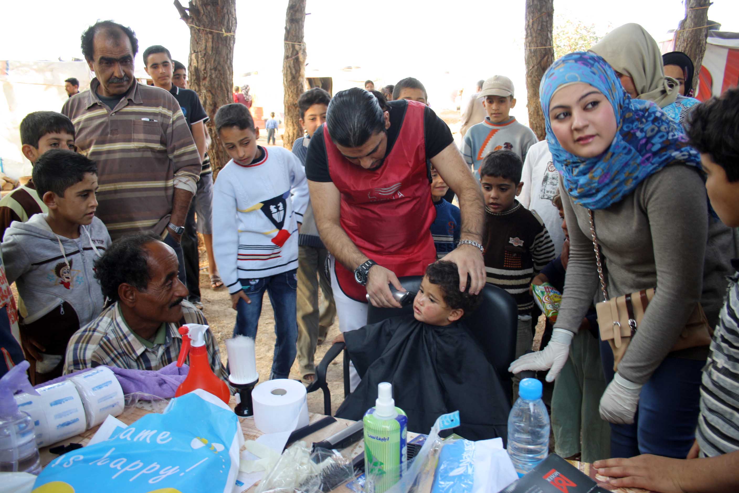 حملة  حلاقة شعر للاطفال السوريين في مرج الخوخ – مرجعيون