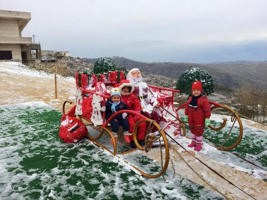 أطفال يلهون على عربة بابا نويل
