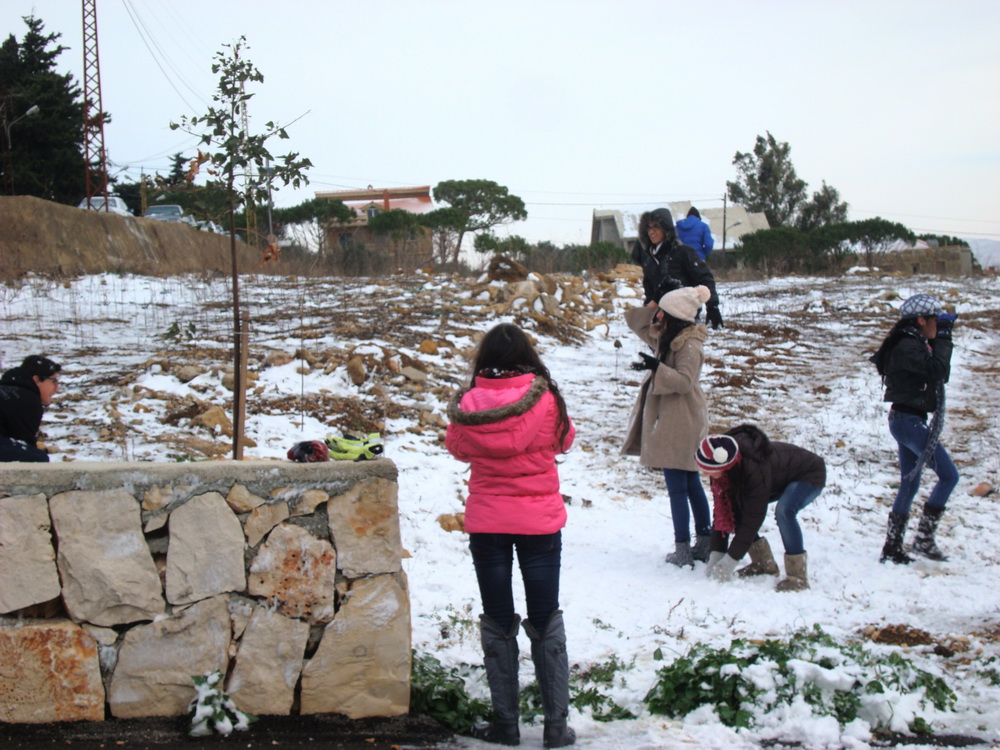 أطفال يلهون على بقايا الثلج في مرجعيون