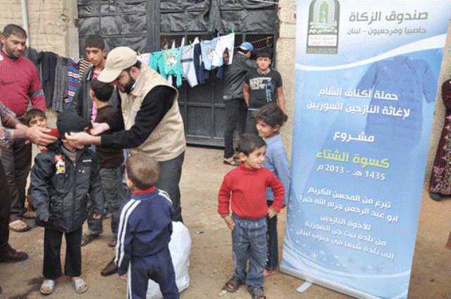 مجموعة من الأطفال السوريين تتسلم حصتها من الثياب