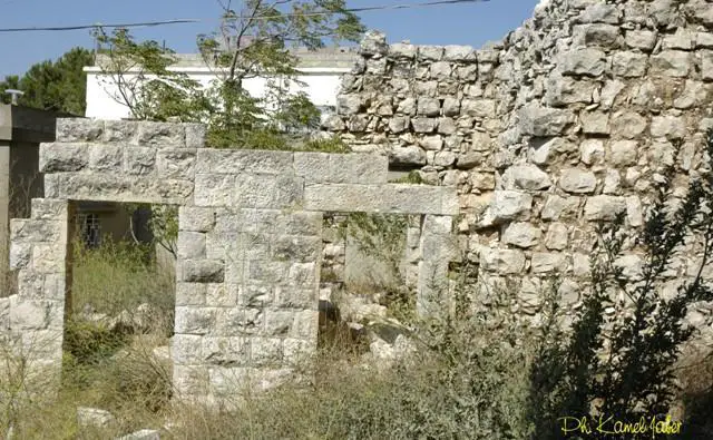 أنقاض بيت حجري قديم في الخيام - تصوير كامل جابر