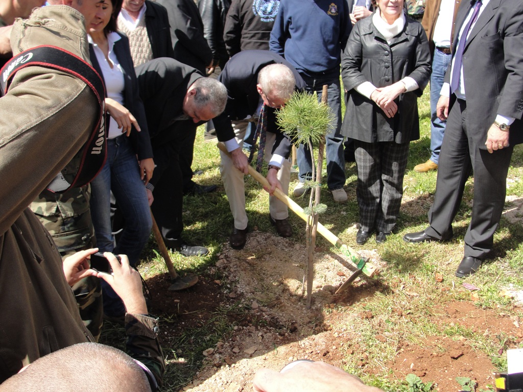 قائمقام مرجعيون وسام الحايك والسفير الفرنسي باتريس باولي، يزرعان شجرة