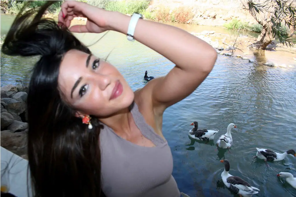ملكة الجمال رهف عبدالله على إحدى ضفاف نهر الوزاني - أرشيف