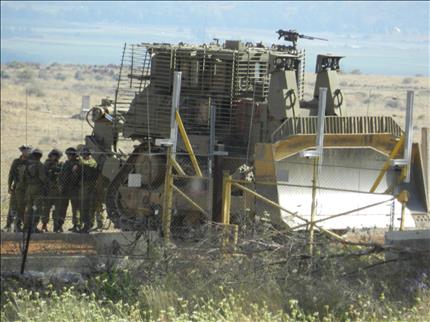 الجرافة الإسرائيلية تحاول الدخول إلى محور العباسية (طارق أبو حمدان)