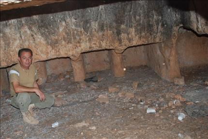 مقابر محفورة في جبل كوكبا (شوقي الحاج)
