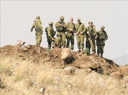 وفد عسكري إسرائيلي يعاين منطقة الوزاني (طارق أبو حمدان)
