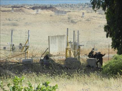 جنود إسرائيليون ب«الجرم المشهود» قرب السياج التقني (طارق أبو حمدان)
