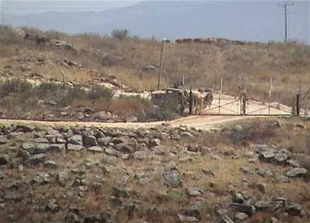 دورية إسرائيلية تتفقد بوابة حديدية في العباسية (حسين حديفة)