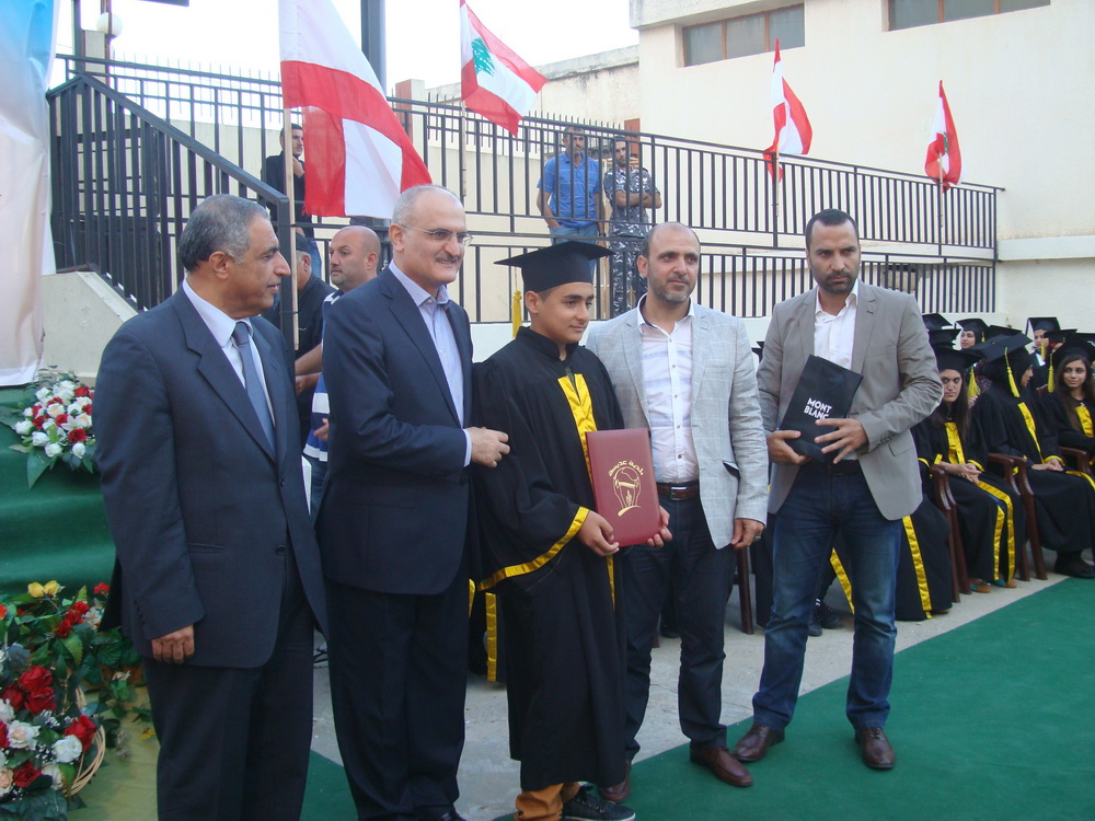  الوزير علي حسن خليل يسلم شهادة تقدير لاحد الطلاب الناجحين في عديسه وبدا النائب هاشم