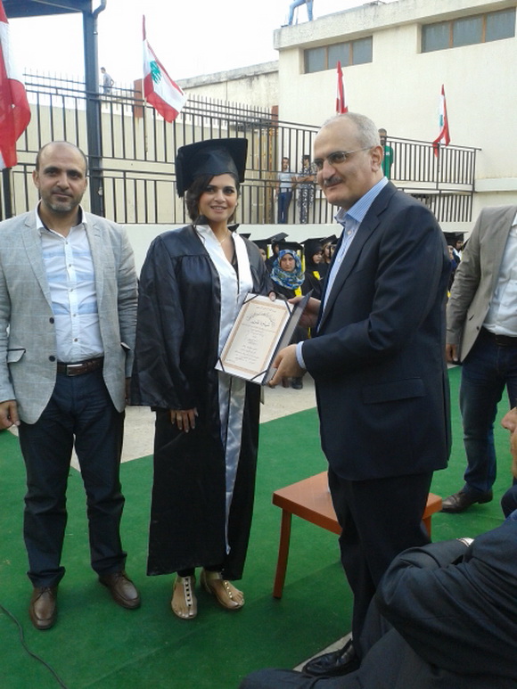 الوزير علي حسن خليل ييسلم شهادة تقدير الى إحدى الناجحات في عديسه