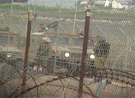دورية إسرائيلية تتفقّد السياج الحدودي