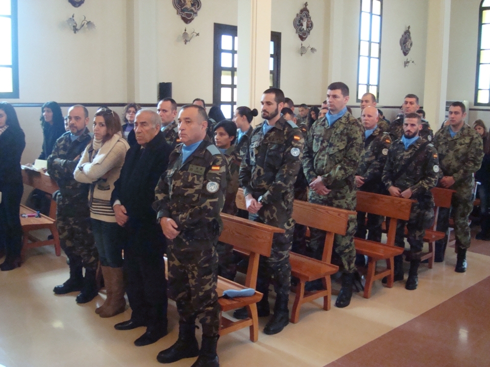 المقدم كابيلا وجنود دوليون خلال حضورهم القداس في كنيسة السيدة في مرجعيون