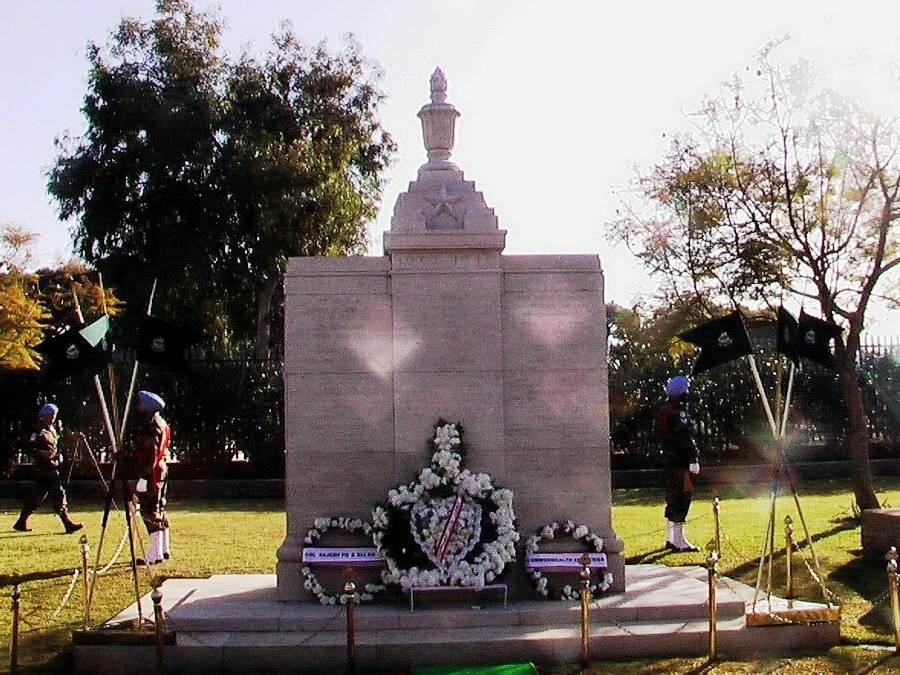 اكاليل من الزهر عن النصب التذكاري لشهداء الجيش الهندي